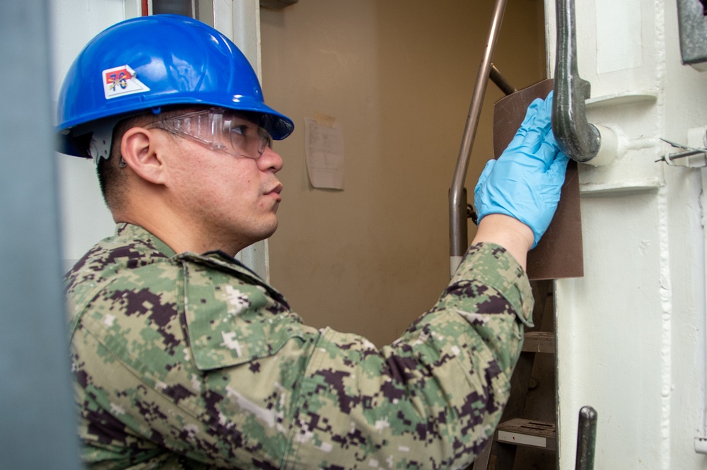 USS Ronald Reagan (CVN 76) Sailors conduct door maintenance