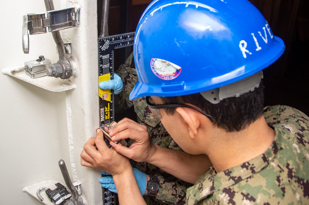 USS Ronald Reagan (CVN 76) Sailors conduct door maintenance