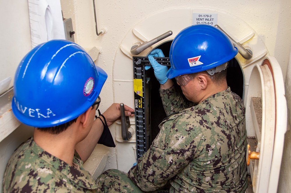 USS Ronald Reagan (CVN 76) Sailors conduct door maintenance