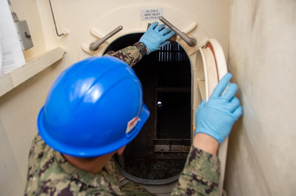USS Ronald Reagan (CVN 76) Sailors conduct door maintenance