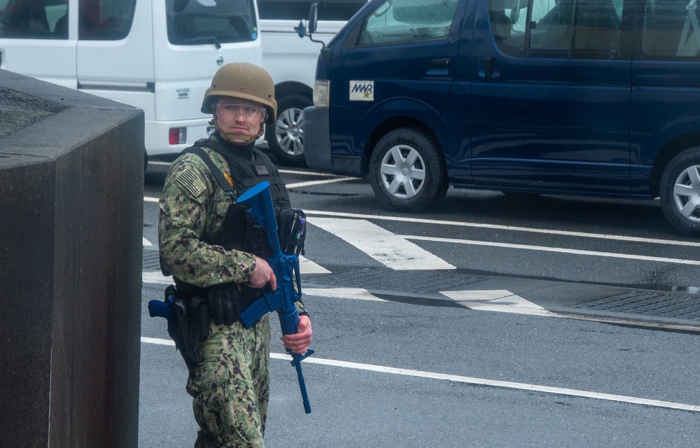 USS Ronald Reagan (CVN 76) security Sailors conduct bomb threat training