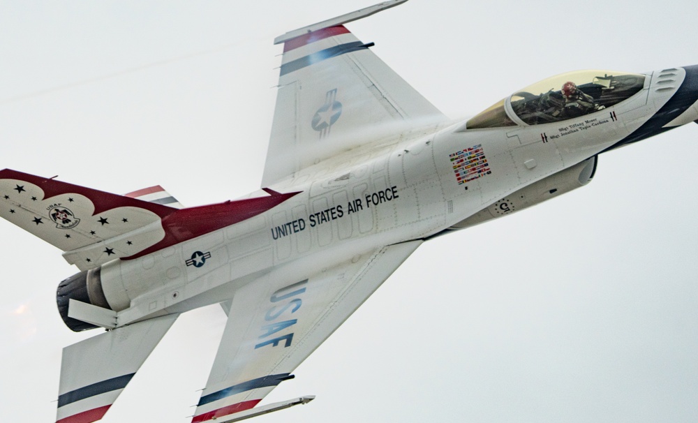 Thunderbirds fly over Daytona 500