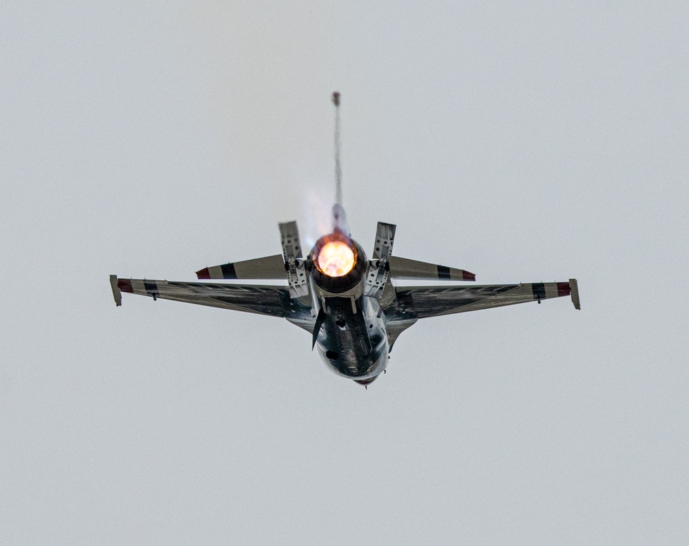 Thunderbirds fly over Daytona 500