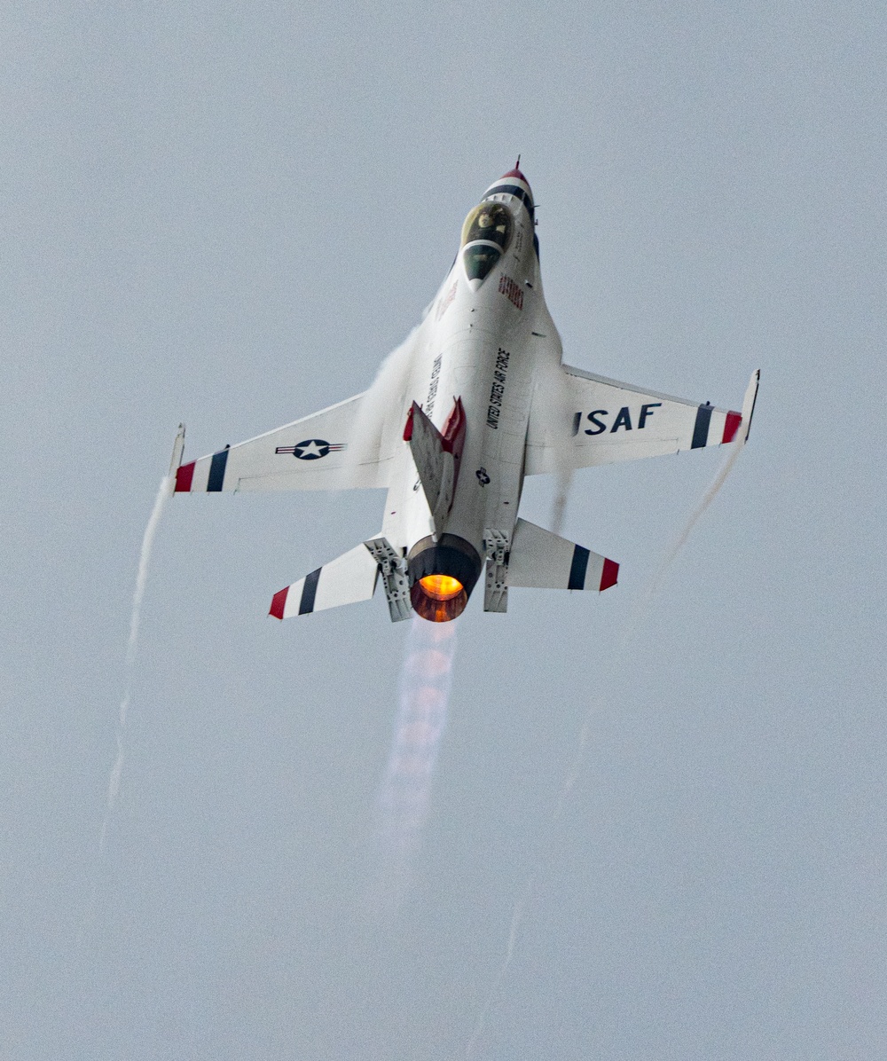 Thunderbirds fly over Daytona 500