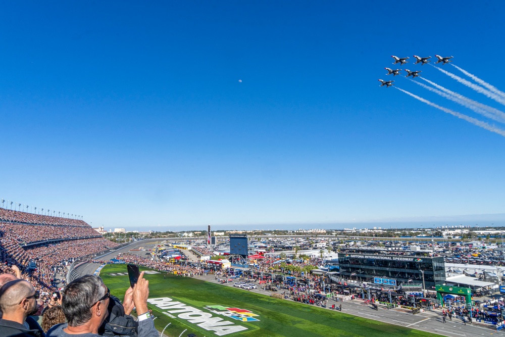 Thunderbirds fly over Daytona 500