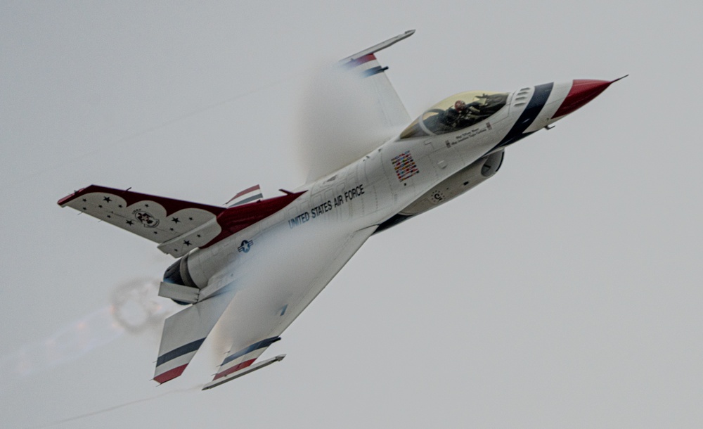 Thunderbirds fly over Daytona 500