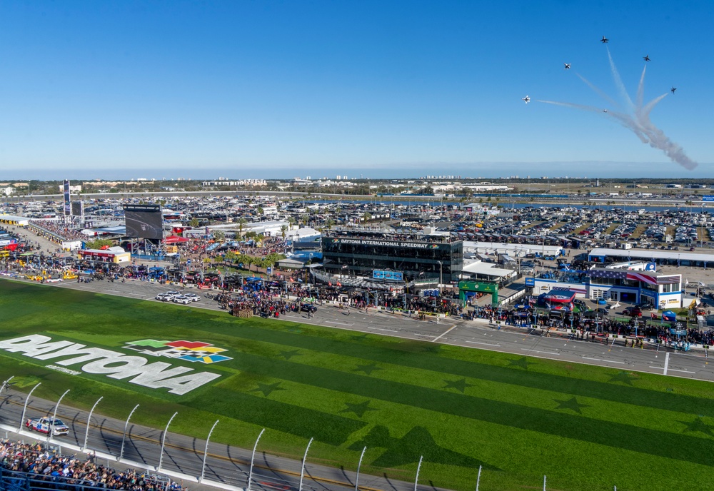 Thunderbirds fly over Daytona 500