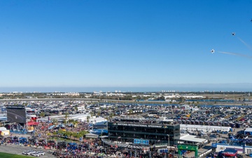 Thunderbirds fly over Daytona 500