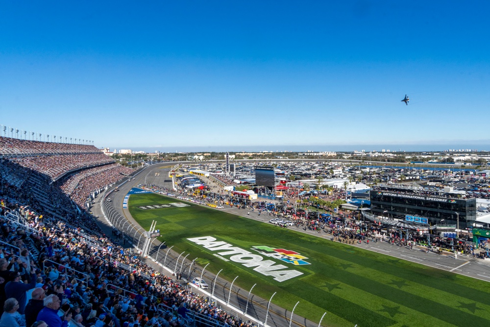 Thunderbirds fly over Daytona 500