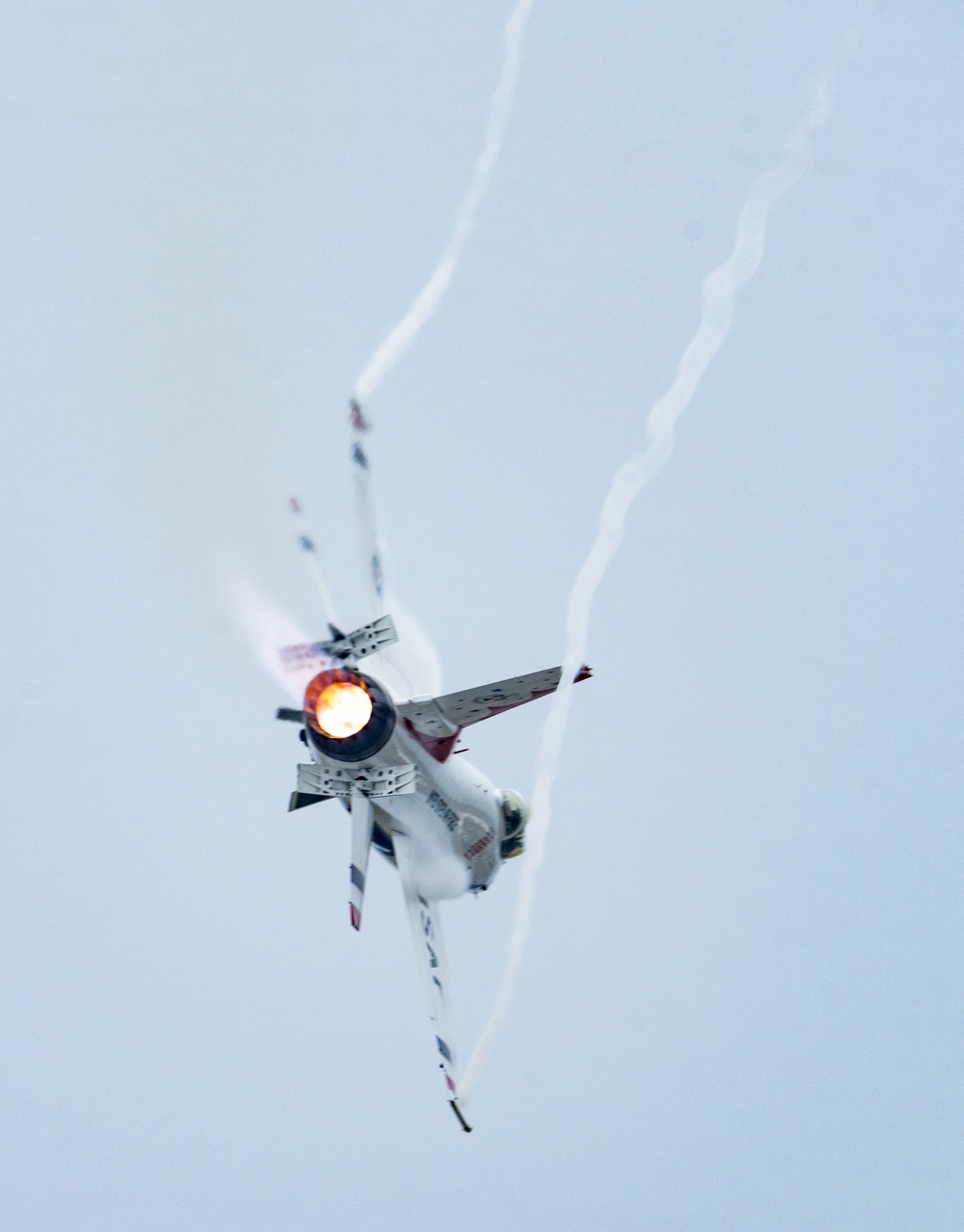 Thunderbirds fly over Daytona 500