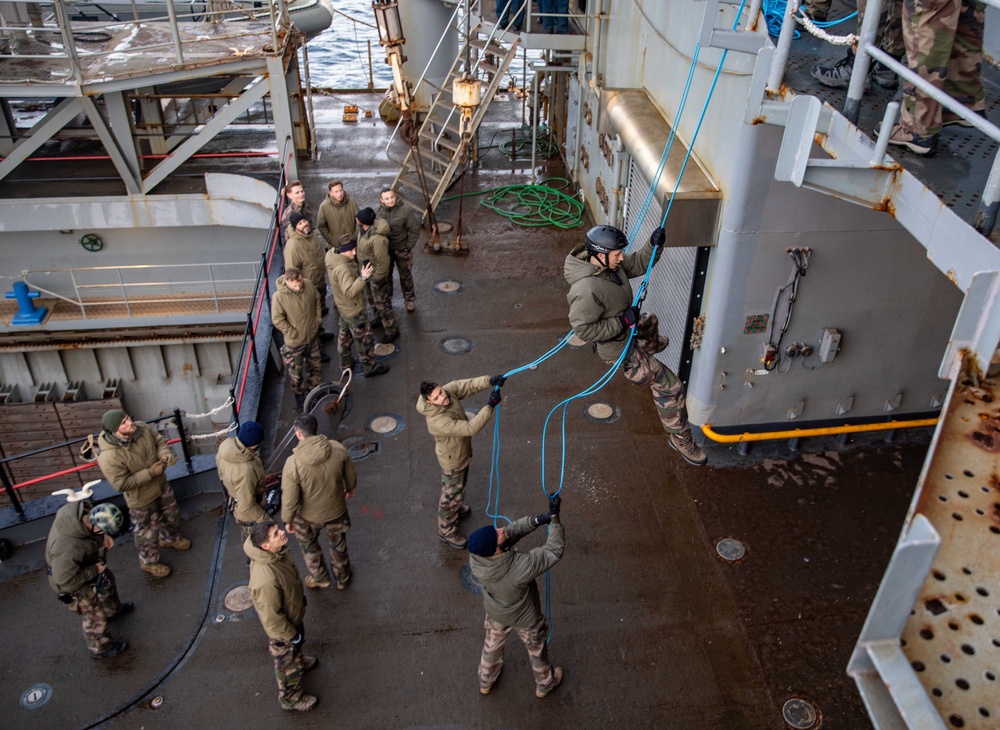 Members of Le Bataillon de Fusiliers Marins (BFM) Détroyat Conduct Repel Training