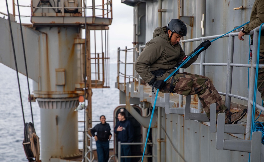 Members of Le Bataillon de Fusiliers Marins (BFM) Détroyat Conduct Repel Training