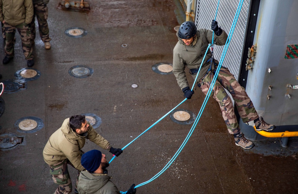 Members of Le Bataillon de Fusiliers Marins (BFM) Détroyat Conduct Repel Training