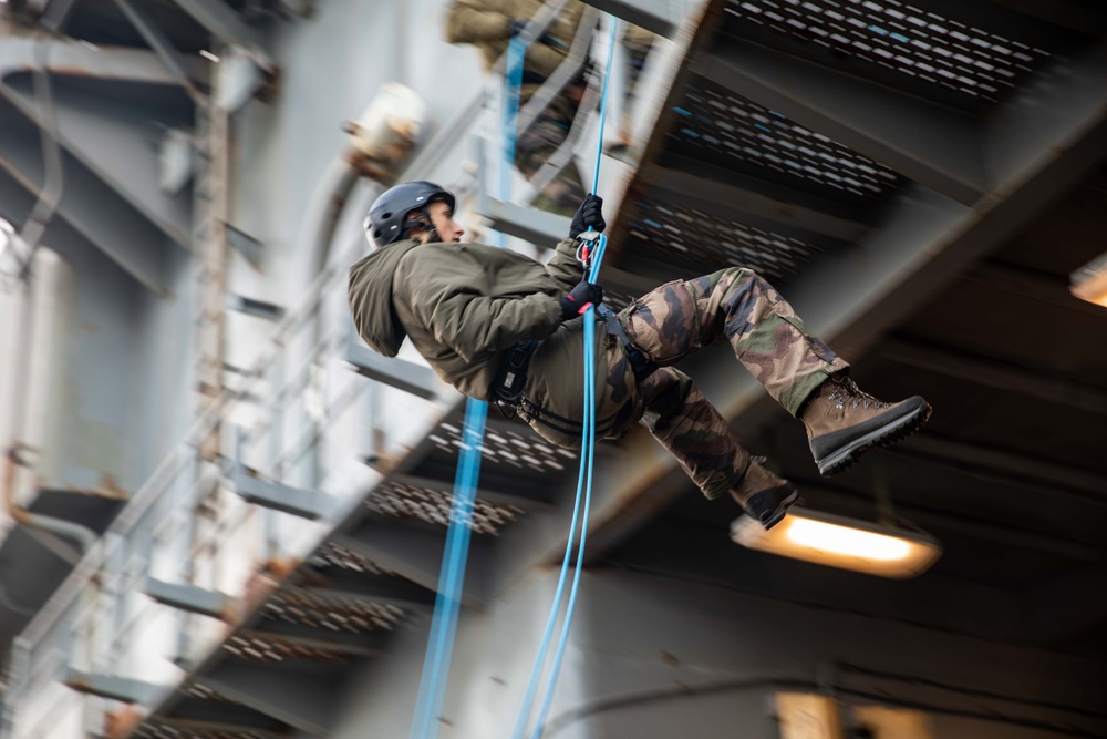 Members of Le Bataillon de Fusiliers Marins (BFM) Détroyat Conduct Repel Training