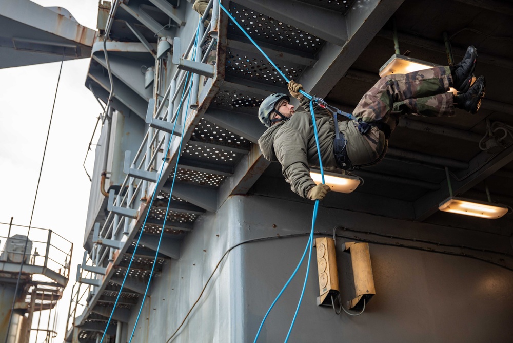 Members of Le Bataillon de Fusiliers Marins (BFM) Détroyat Conduct Repel Training