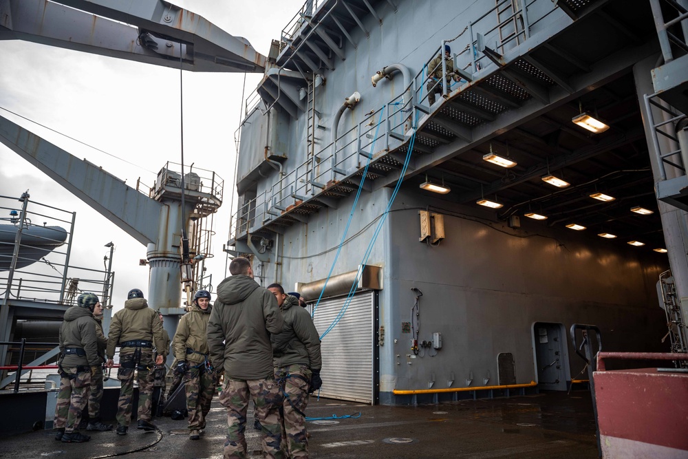 Members of Le Bataillon de Fusiliers Marins (BFM) Détroyat Conduct Repel Training