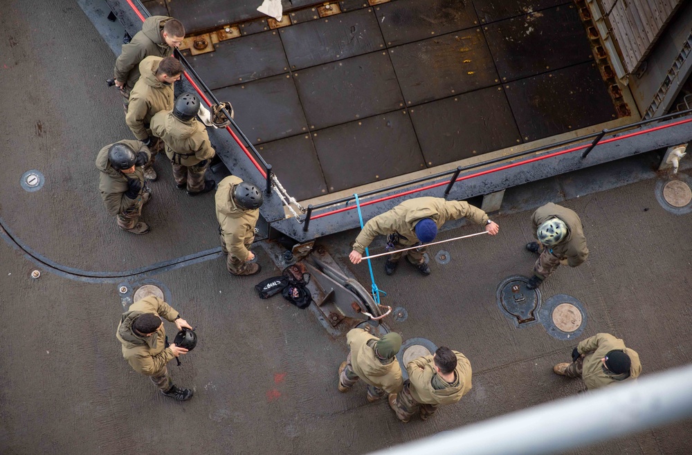 Members of Le Bataillon de Fusiliers Marins (BFM) Détroyat Conduct Repel Training