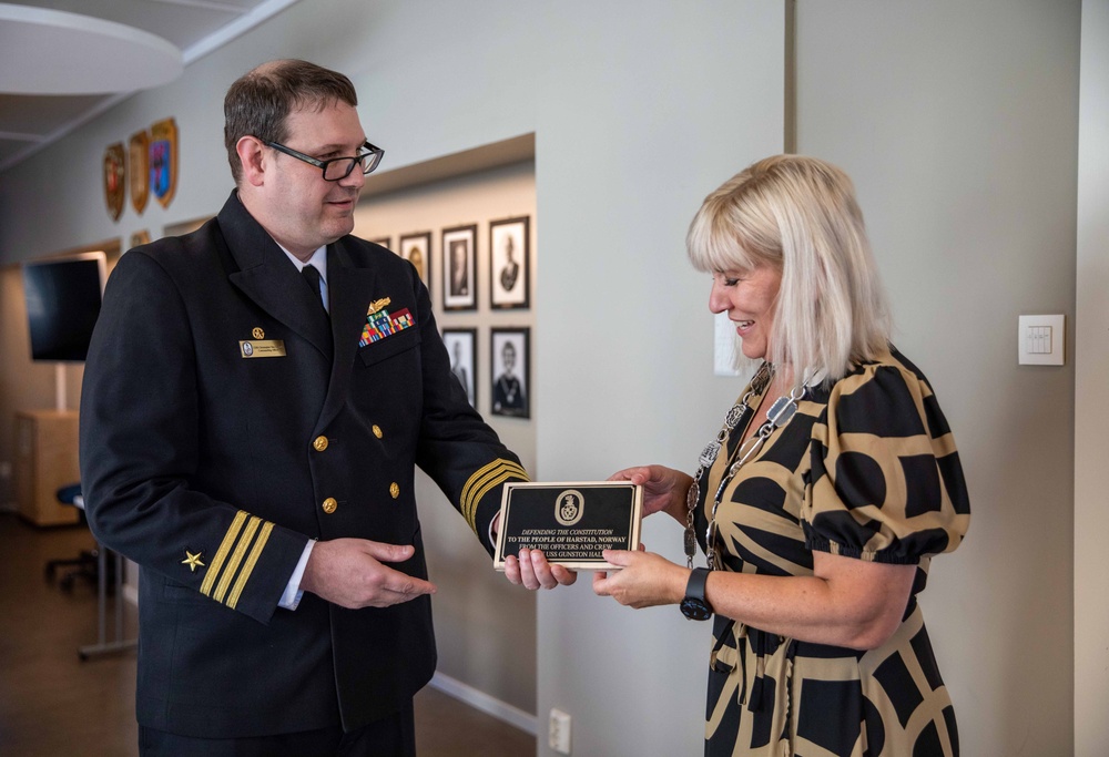 Commanding Officer of USS Gunston Hall (LSD 44) visits Harstad city hall