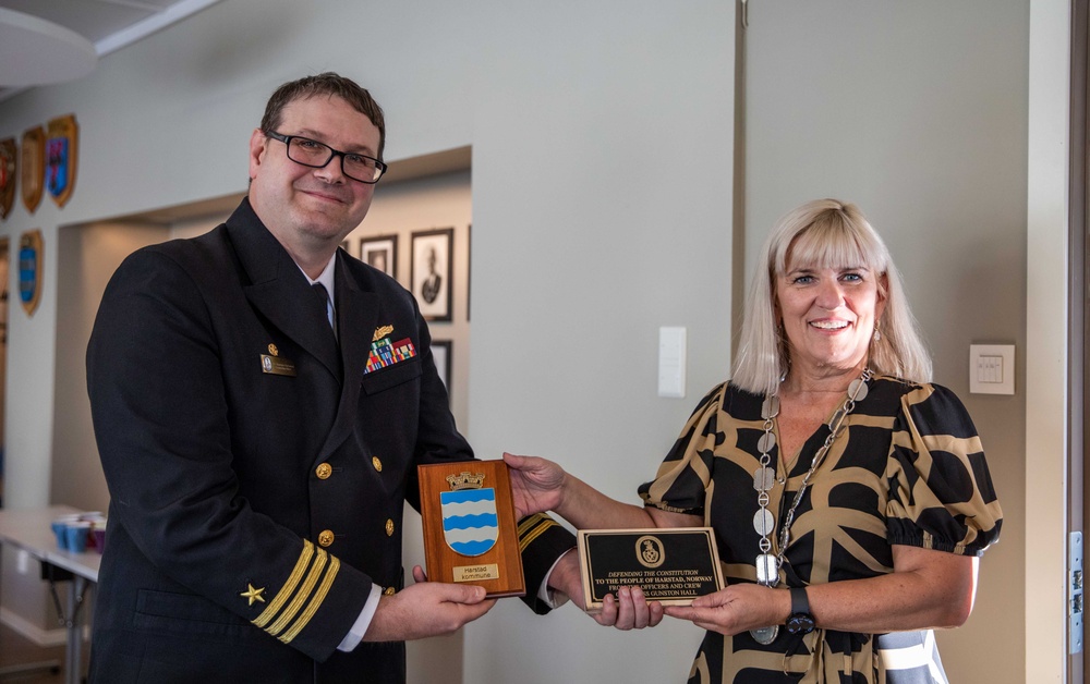 Commanding Officer of USS Gunston Hall (LSD 44) visits Harstad city hall