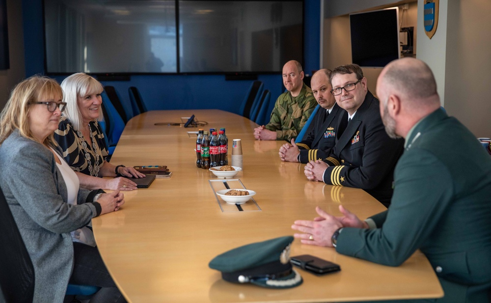 Commanding Officer of USS Gunston Hall (LSD 44) visits Harstad city hall