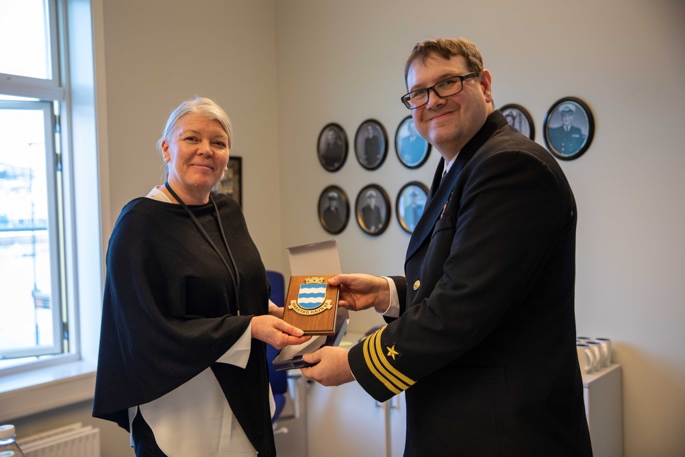 Commanding Officer of USS Gunston Hall (LSD 44) visits Harstad city hall