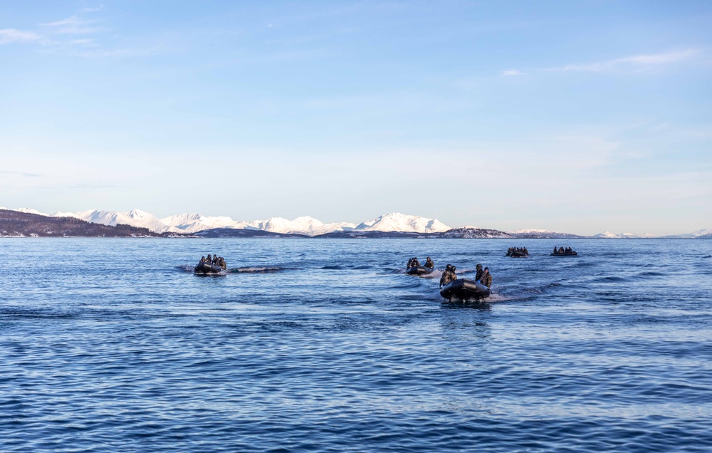 USS Gunston Hall Conducts Small Boat Operations in Harstad, Norway, with Members of Le Bataillon de Fusiliers Marins (BFM) Détroyat During Steadfast Defender 24