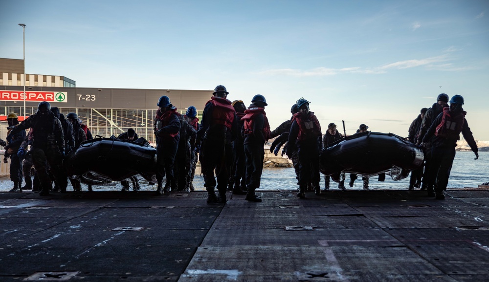 USS Gunston Hall Conducts Small Boat Operations in Harstad, Norway, with Members of Le Bataillon de Fusiliers Marins (BFM) Détroyat During Steadfast Defender 24