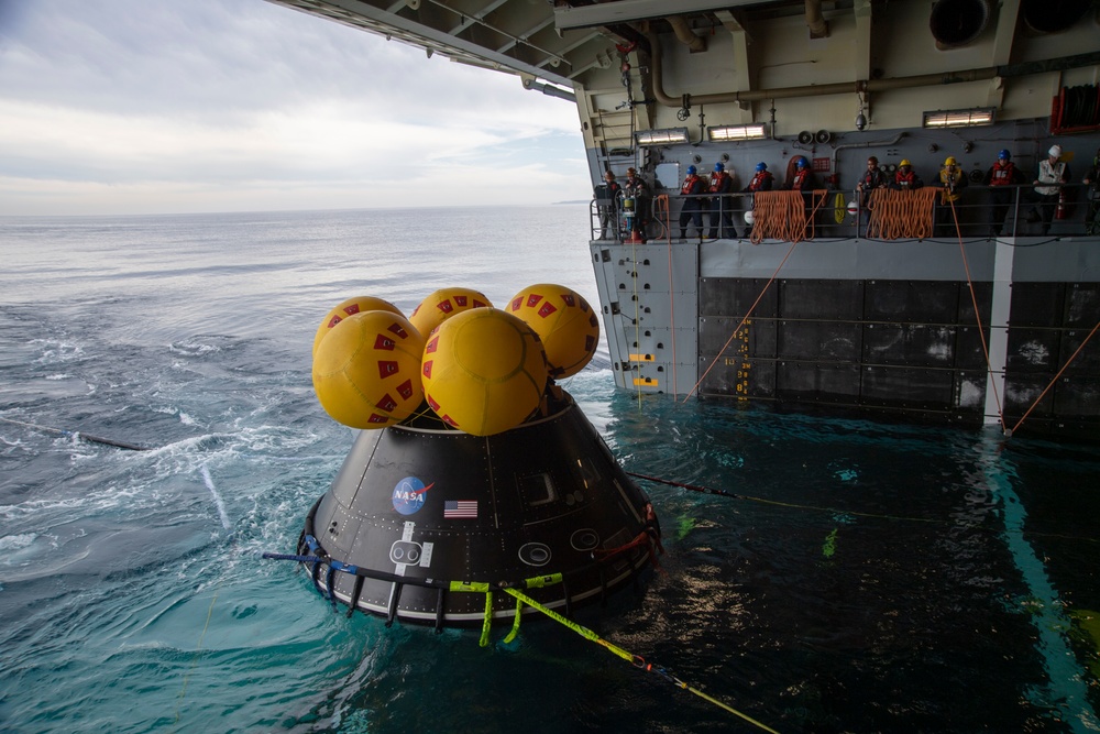 USS San Diego (LPD 22) launches crew module test article (CMTA) while underway for NASA’s Underway Recovery Test 11