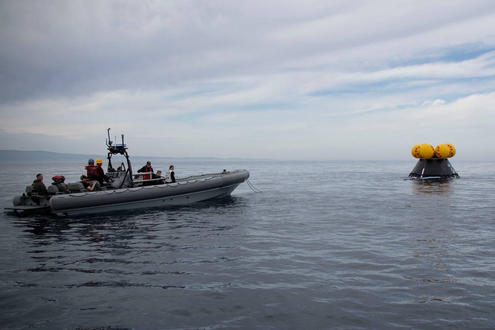 USS San Diego conducts small boat operations while underway for NASA’s Underway Recovery Test 11