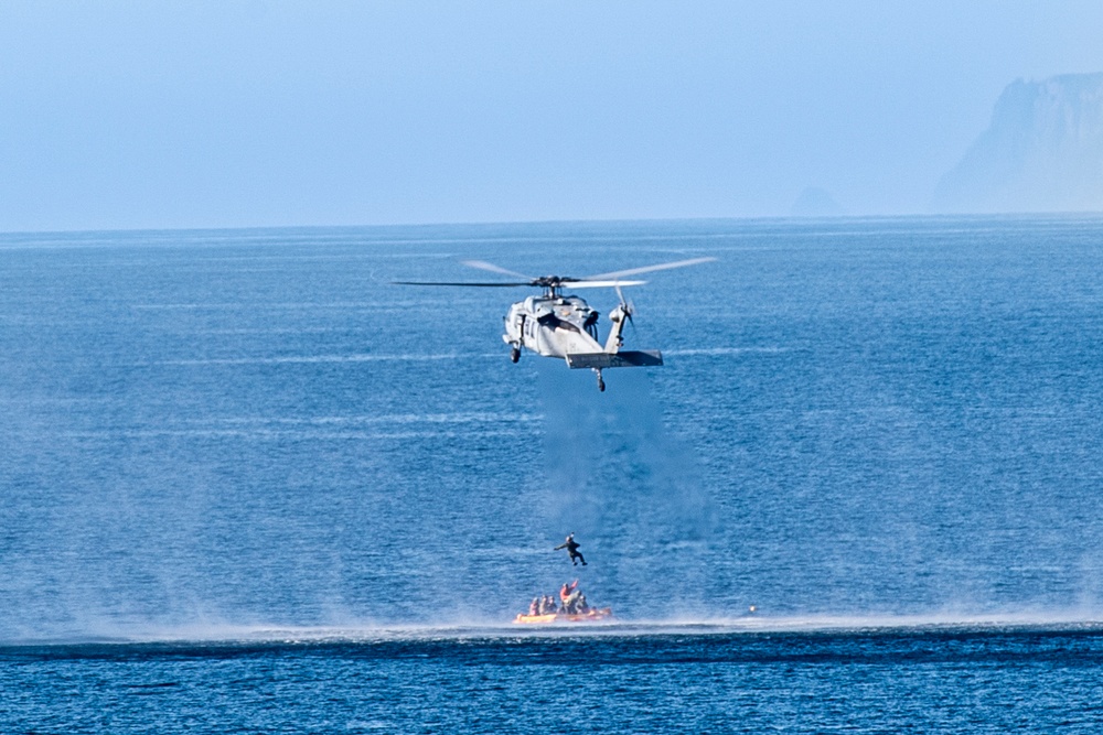 Navy Divers and Helicopter Sea Combat Squadron 23 recover astronauts during Underway Recovery Test 11