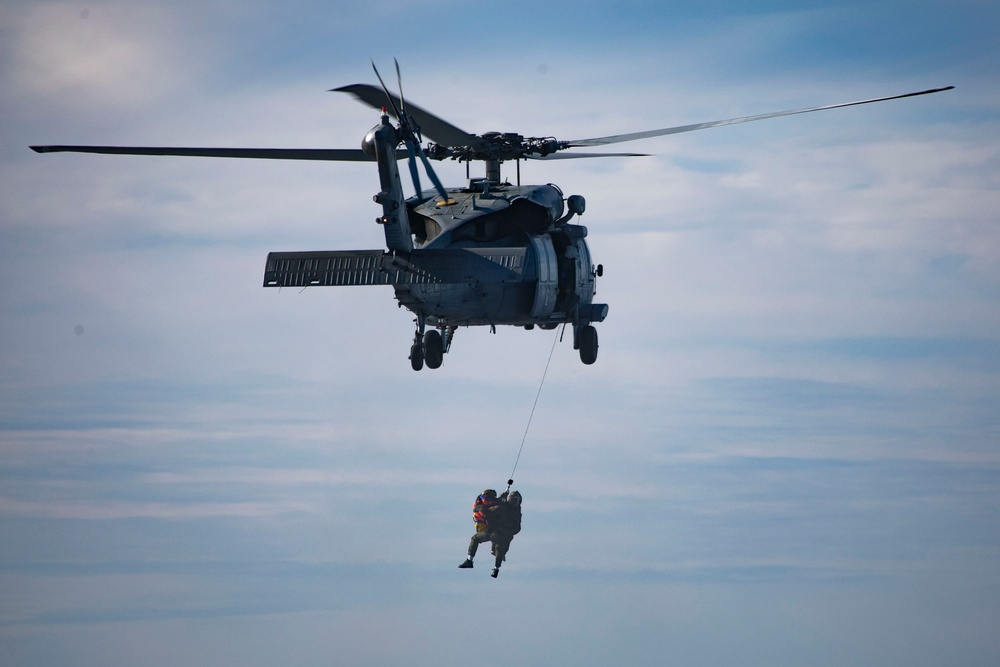 Helicopter Sea Combat Squadron 23 recovers mock astronaut while underway for NASA’s Underway Recovery Test 11