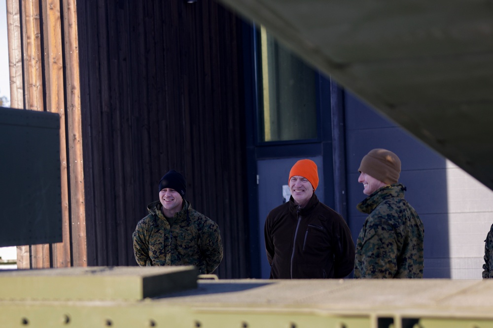 U.S. Marines demonstrate an M142 High Mobility Artillery Rocket System to Norwegian Army leaders