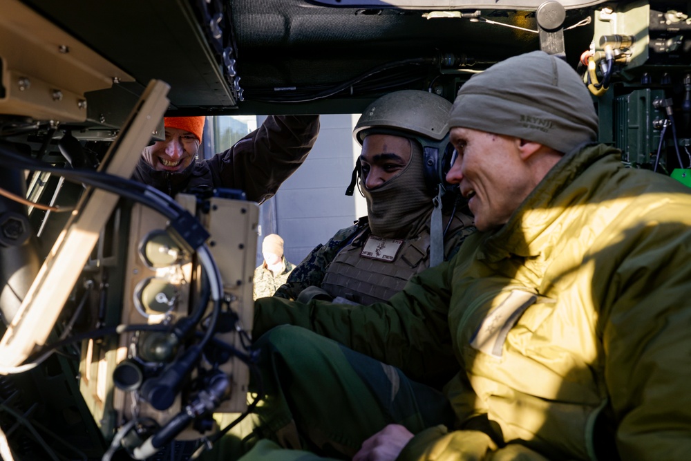 U.S. Marines demonstrate an M142 High Mobility Artillery Rocket System to Norwegian Army leaders