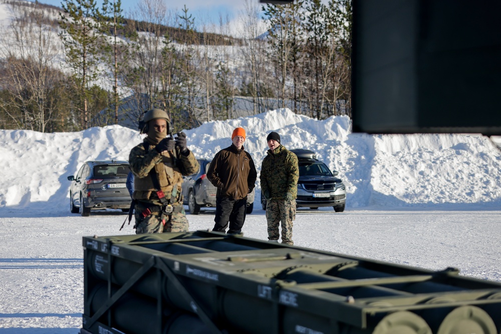 U.S. Marines demonstrate an M142 High Mobility Artillery Rocket System to Norwegian Army leaders