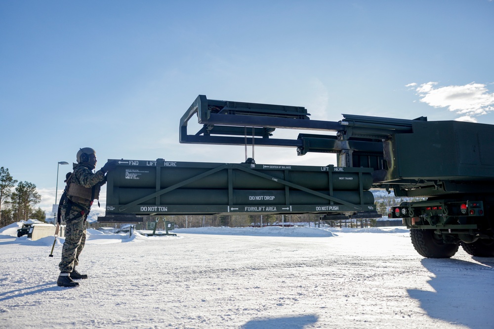 U.S. Marines demonstrate an M142 High Mobility Artillery Rocket System to Norwegian Army leaders