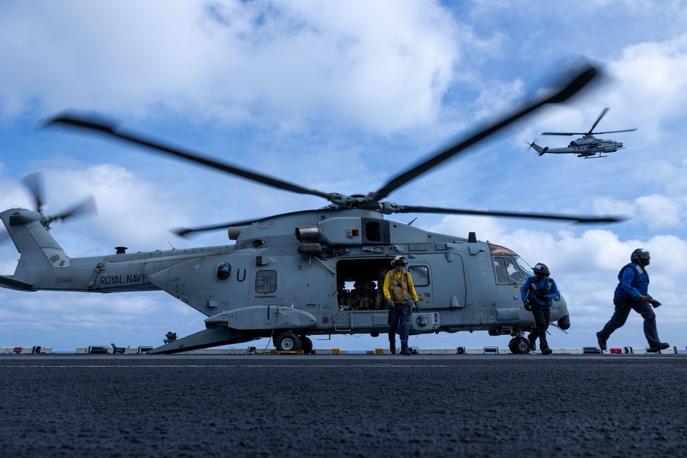 British Royal Marine Commandos Visit USS Bataan