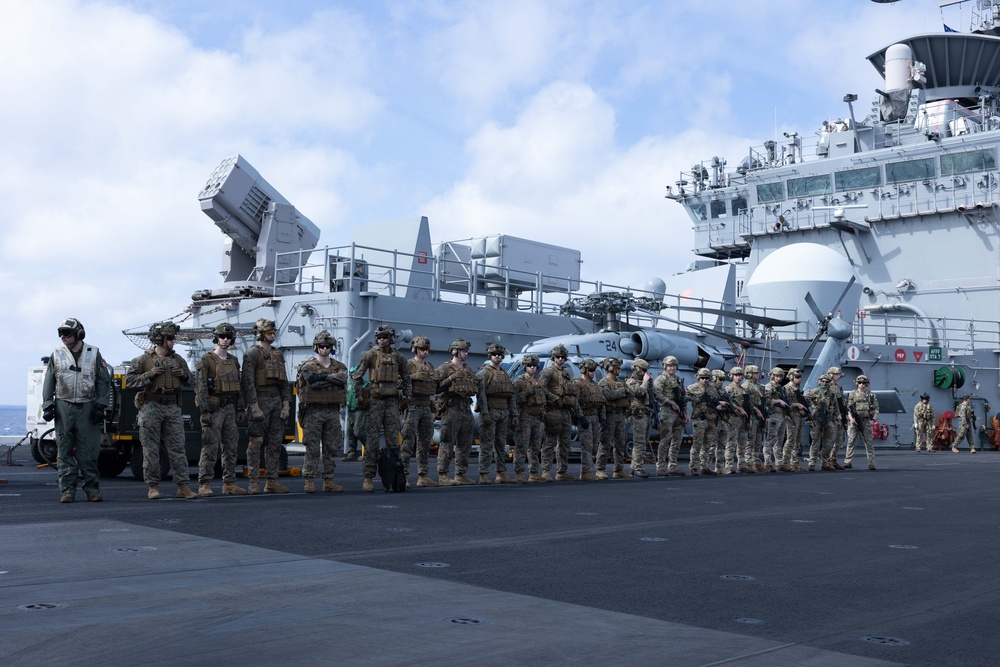 British Royal Marine Commandos Visit USS Bataan