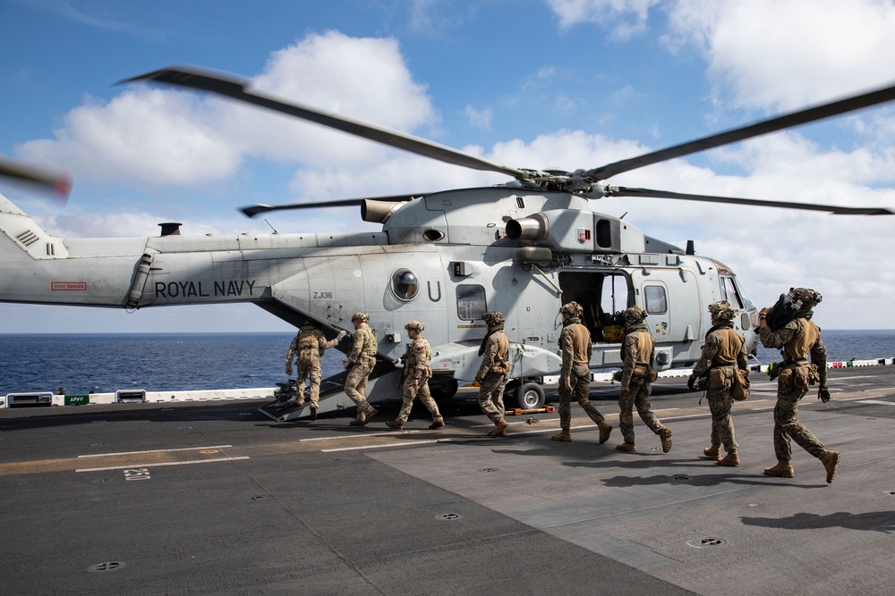 British Royal Marine Commandos visit the USS Bataan