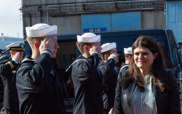 Congressional Delegation Visits USS Blue Ridge