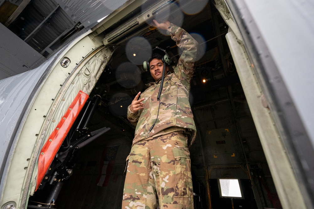 Yokota loadmasters conduct routine readiness training