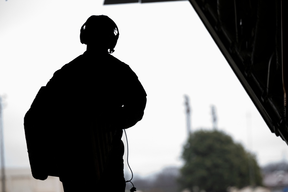 Yokota loadmasters conduct routine readiness training