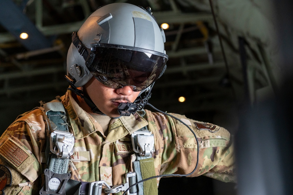 Yokota loadmasters conduct routine readiness training