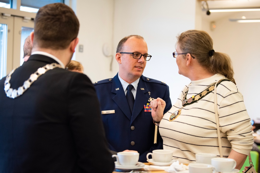 US and UK leaders honor WWII Airmen at Stanwick Lakes memorial