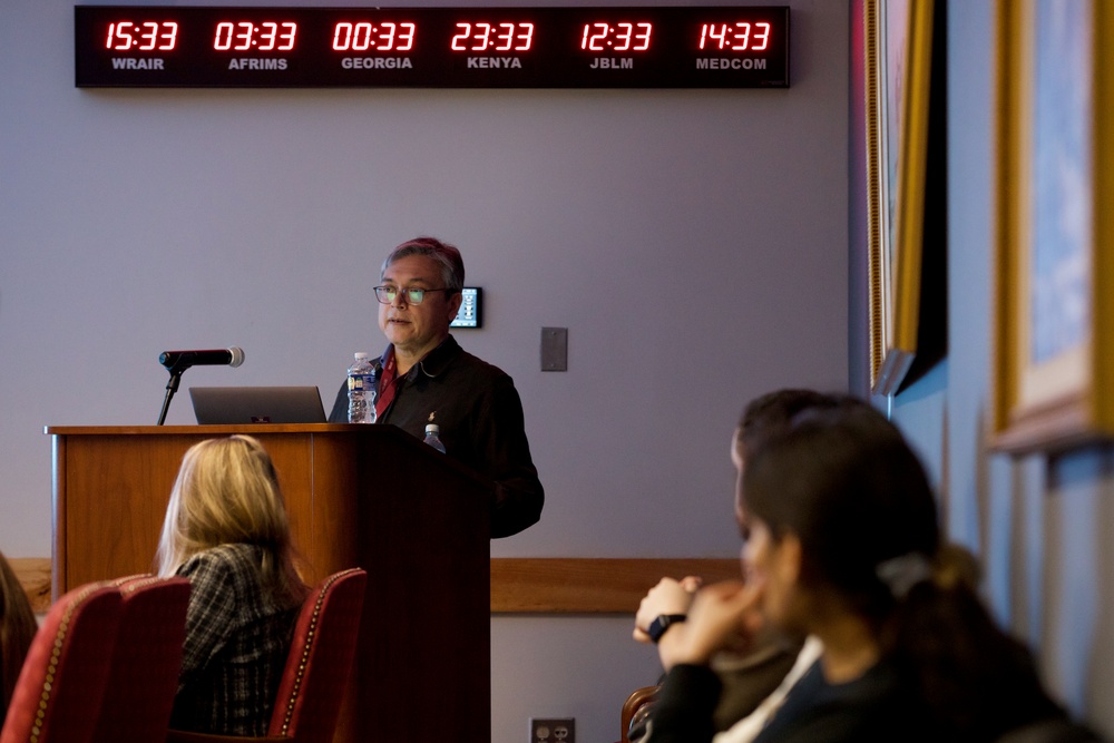 NMRC Scientist Presents on Phage Therapy