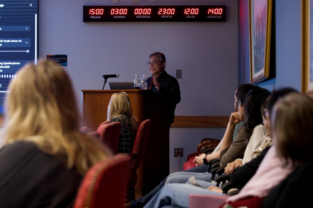 NMRC Scientist Presents on Phage Therapy