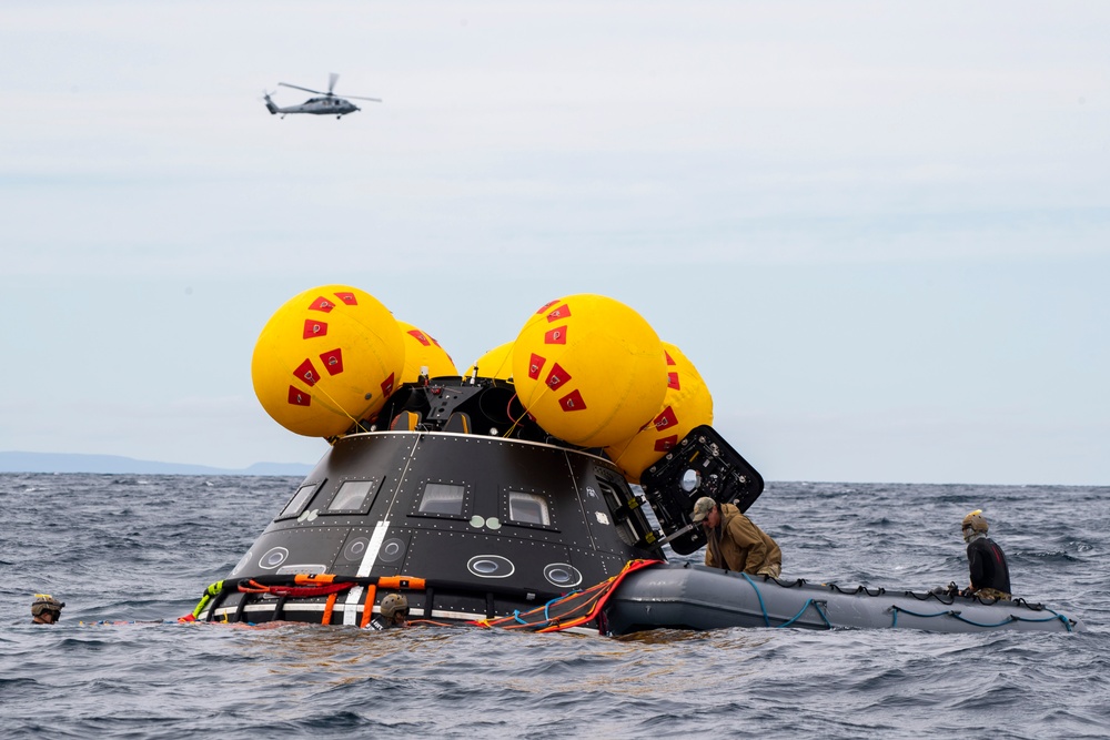 Navy Divers train with NASA’s crew module test article during Underway Recovery Test 11
