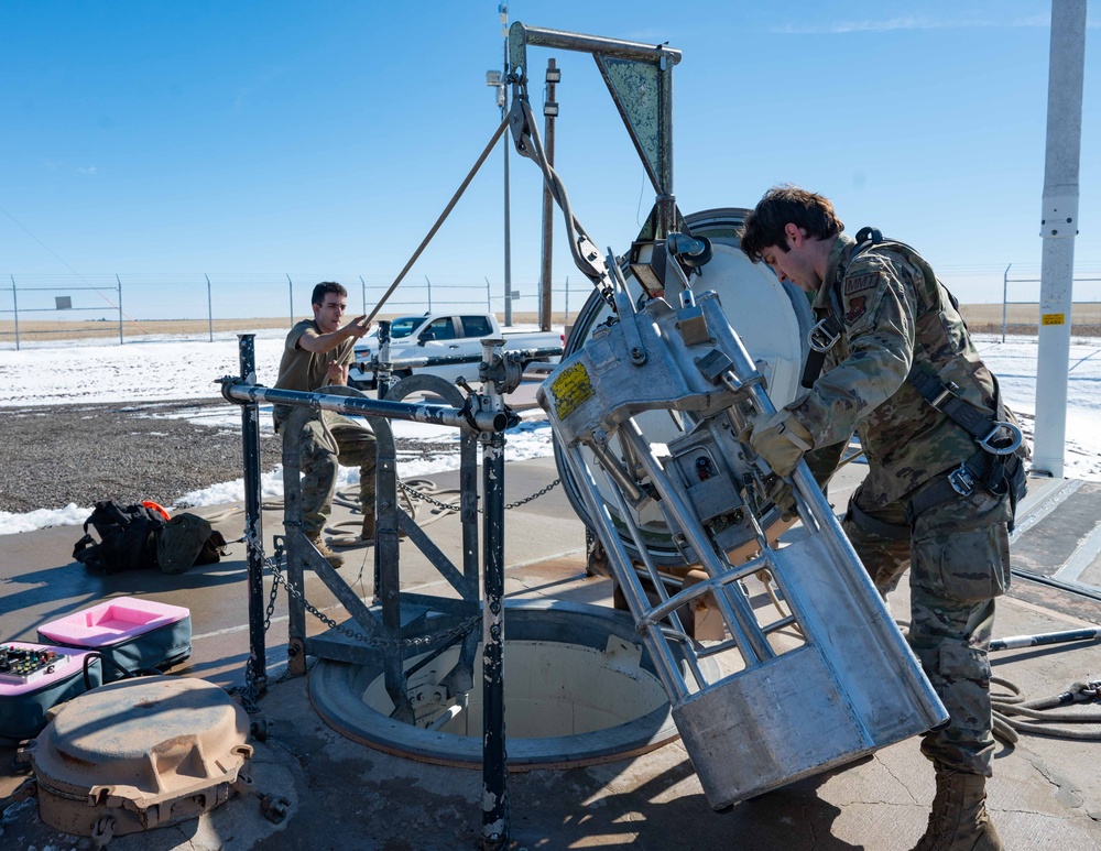 90 MMXS performs maintenance on MMIII