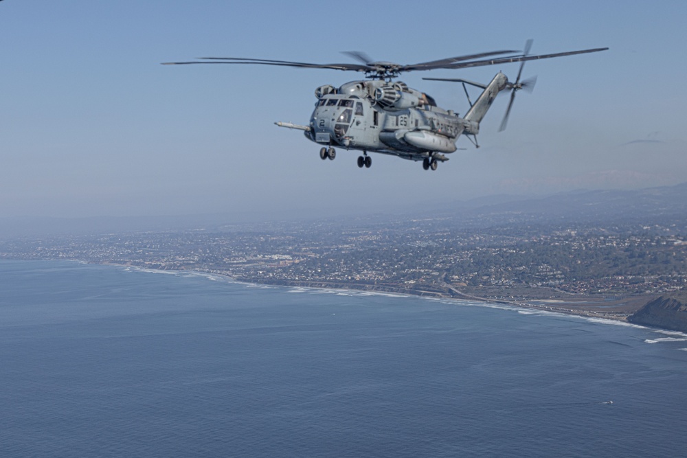 Heavy Haulers Land on USS Abraham Lincoln   