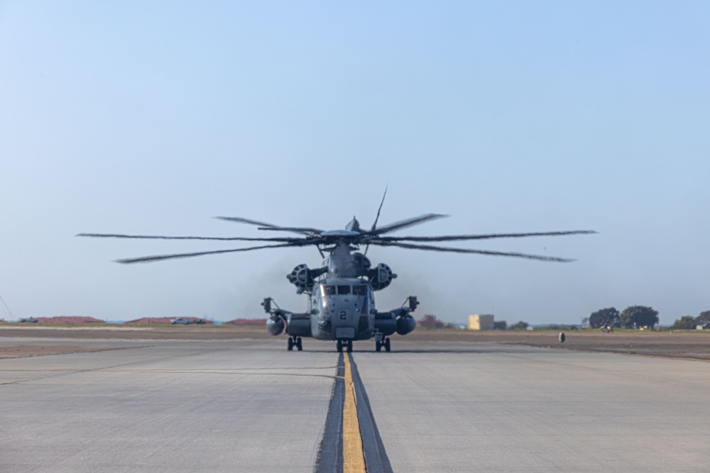 Heavy Haulers Land on USS Abraham Lincoln   