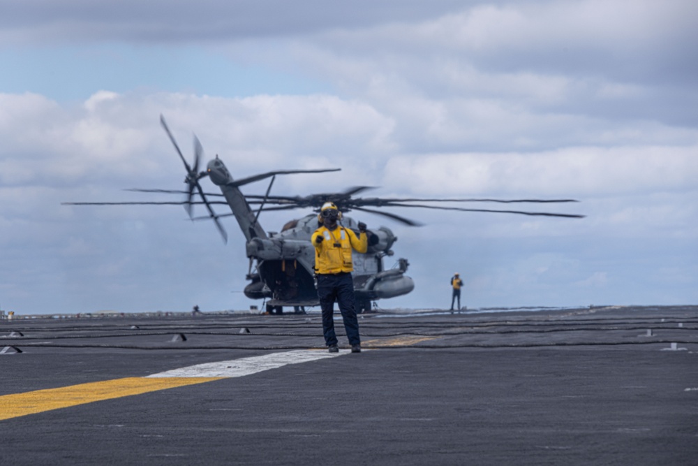 Heavy Haulers Land on USS Abraham Lincoln   